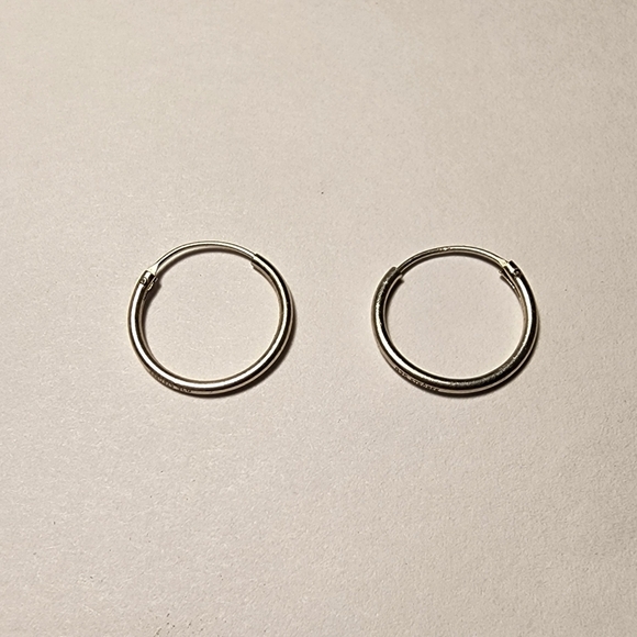 Silver💀Skull Earrings - Picture 3 of 14